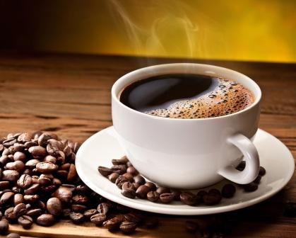 káva zrnká a šálka kávy