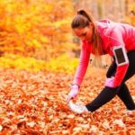 žena sportuje v prírode na podzim
