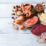 potraviny s obsahem bílkovin - maso, losos, syr, mlieko, fazula, vajce