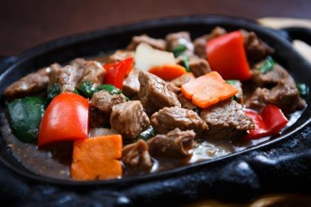 maso se zeleninou - popularní a chutní vietnamske jídlo