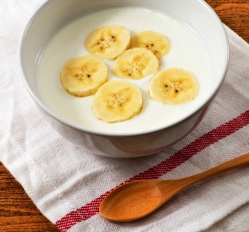 miska domaciho jogurtu s bananen