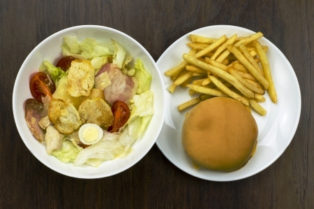 Caesar salat, cheeseburger a hranolky