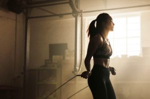 fitnes zena skace svihadlo